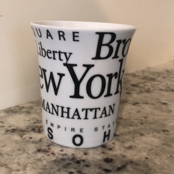 ⭐️❤️ Host pick! Gorgeous Jay Joshua porcelain New York mug - Picture 2 of 5